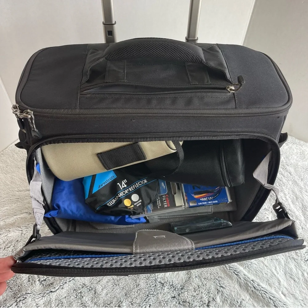 Think Tank Photo Airport Navigator Rolling Bag (Black) gently used